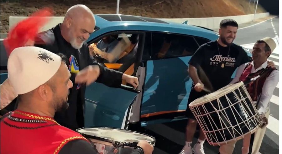 VIDEO/ Rama dhe Noizy me daulle, dhurojnë shfaqje në rrugën e