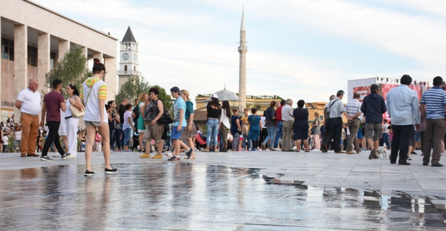 Gara e (keq)qeverisjes/ Edhe sot të varfër, me pagat e pensionet 30%