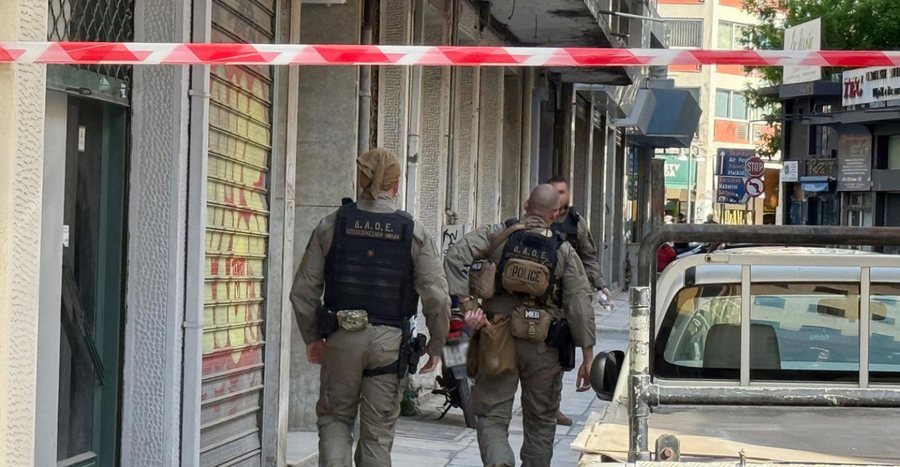 1 kg eksploziv e detonatorë në apartamentin e 39-vjeçares