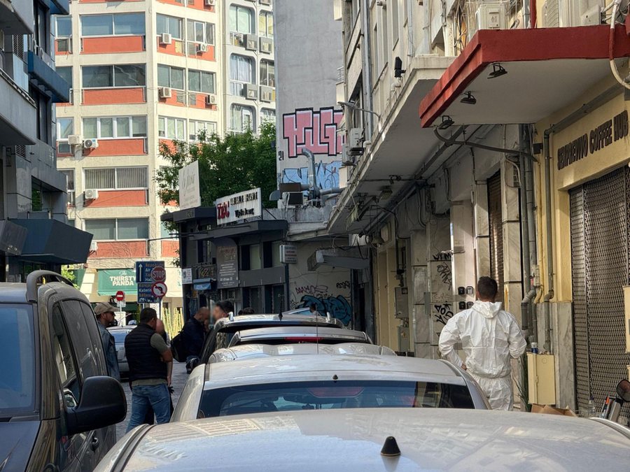1 kg eksploziv e detonatorë në apartamentin e 39-vjeçares