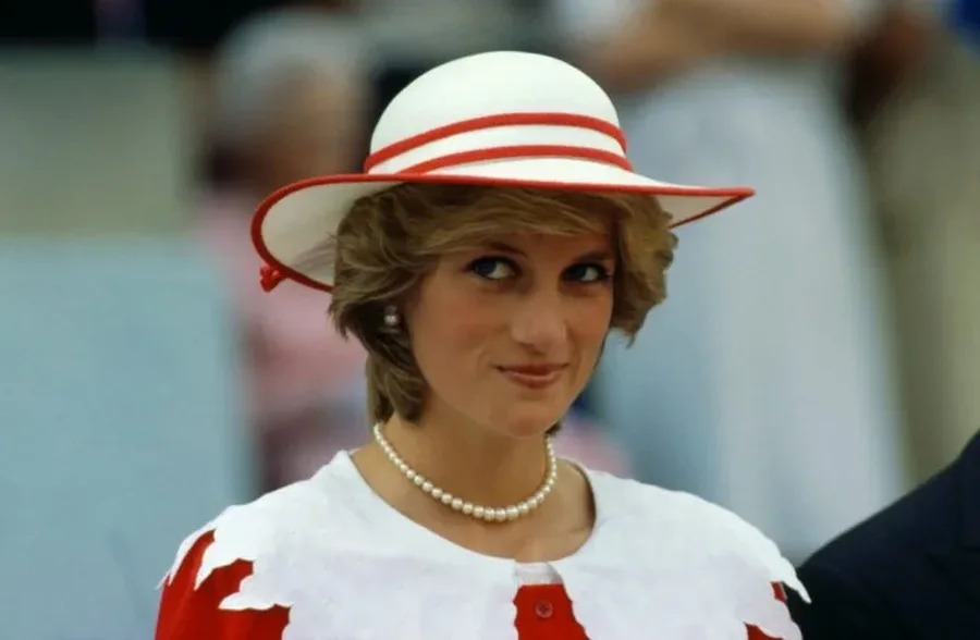 Kur Princesha Diana u vesh si një mbretëreshë drag për