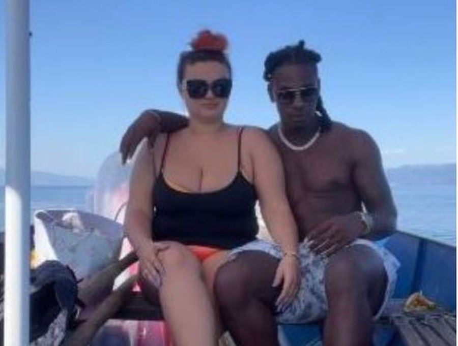 Me foton provokuese, Enca konfirmon ndarjen nga afrikani: Beqarja më s*ksi