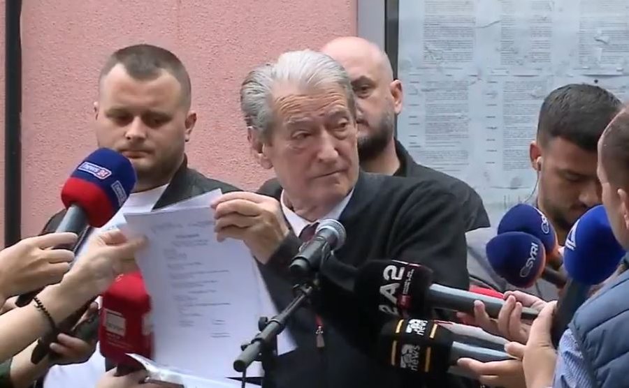 Berisha lexon dokumentin e gjykatës greke: Gjyqtarja Irena me 5 mbiemra, e