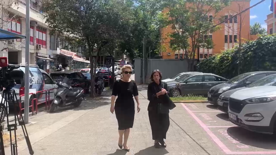 VIDEO/ ‘Pse e veshur me të zeza’, Monika Kryemadhi batuta me