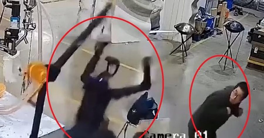 VIDEO/Roboti ‘rebelohet’ dhe sulmon punëtorin,