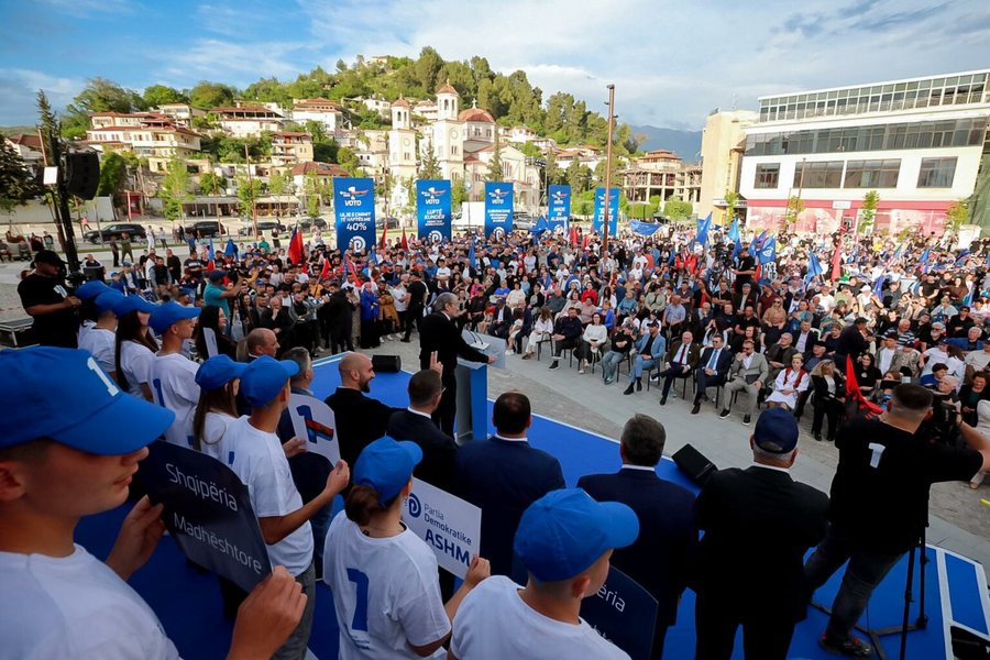"Ulje taksash dhe 10 milion euro për të rinjtë",