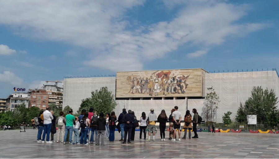 Kafenetë plot, koncerte dhe çmime të lira, turistët