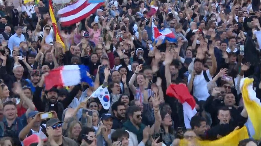 Festë në Vatikan, mijëra besimtarë presin shpalljen e emrit