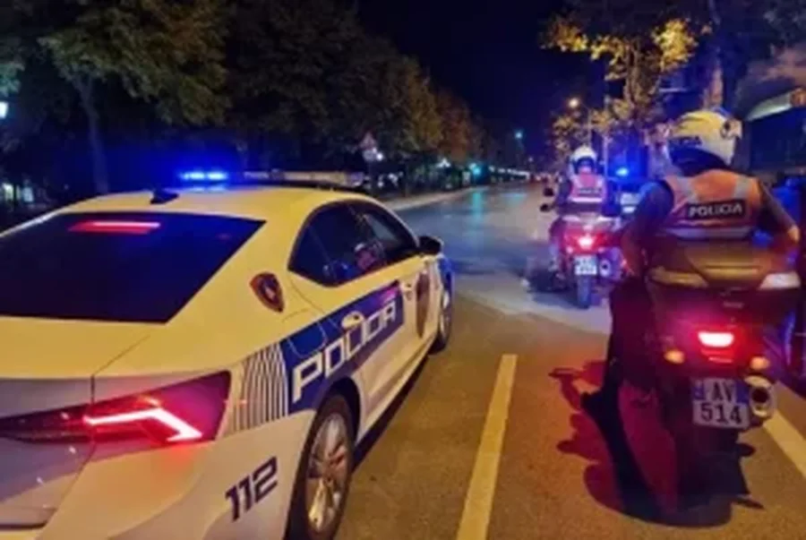 (VIDEO) Shoferi i ri rrezikon kalimtarët, del nga rruga! Pema e pengoi