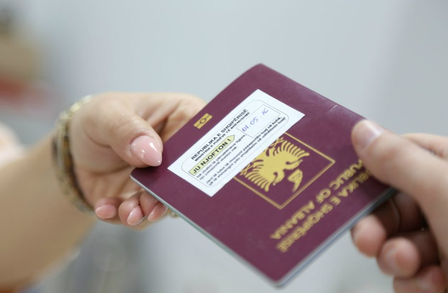 Fluks i madh për tërheqjen e kartave të ID dhe pasaportës,