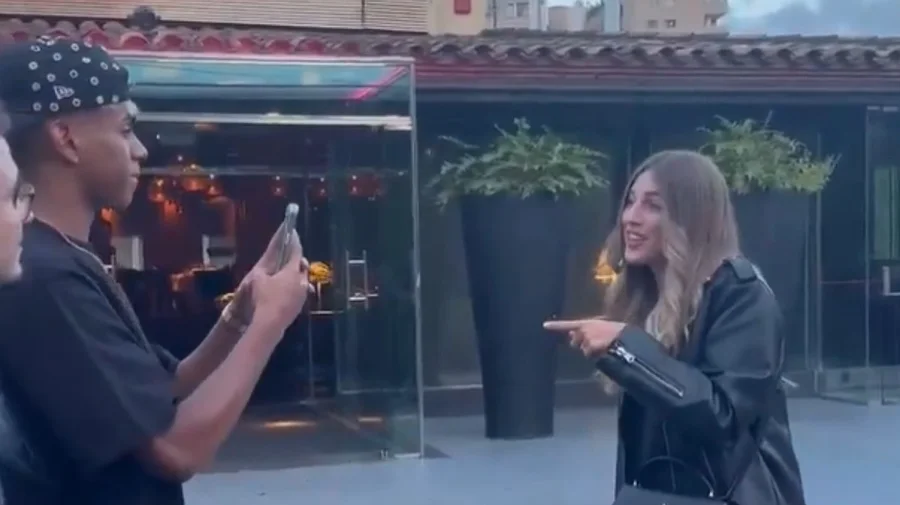 VIDEO/ Turistët i kërkuan t’u bënte një foto pa e