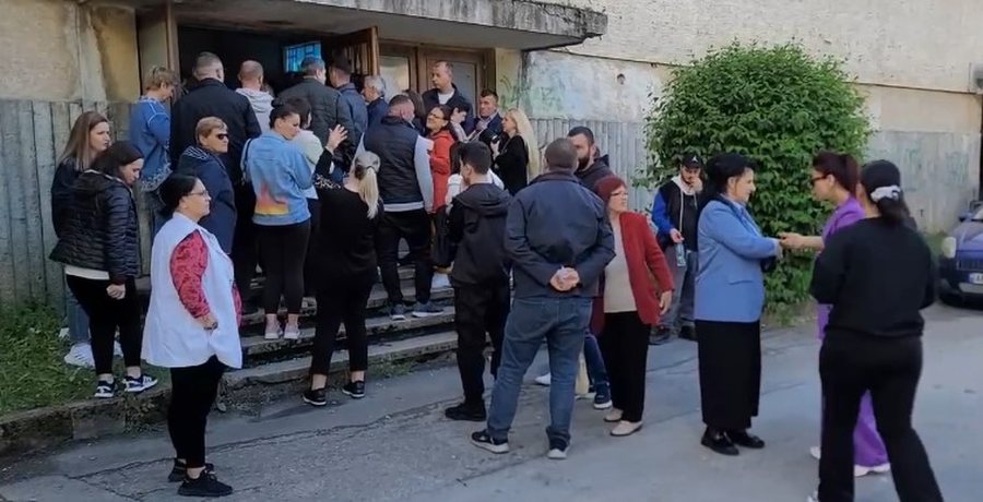 Probleme në një qendër votimi në Vithkuq! Policia nuk e merr