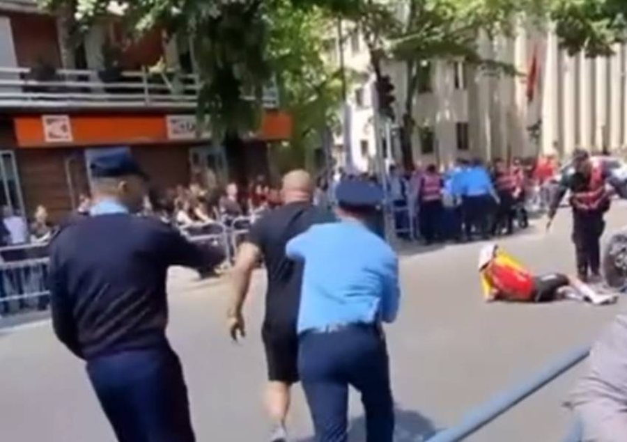 VIDEO/ Incident gjatë Giro D’Italia, qytetari hyn për të