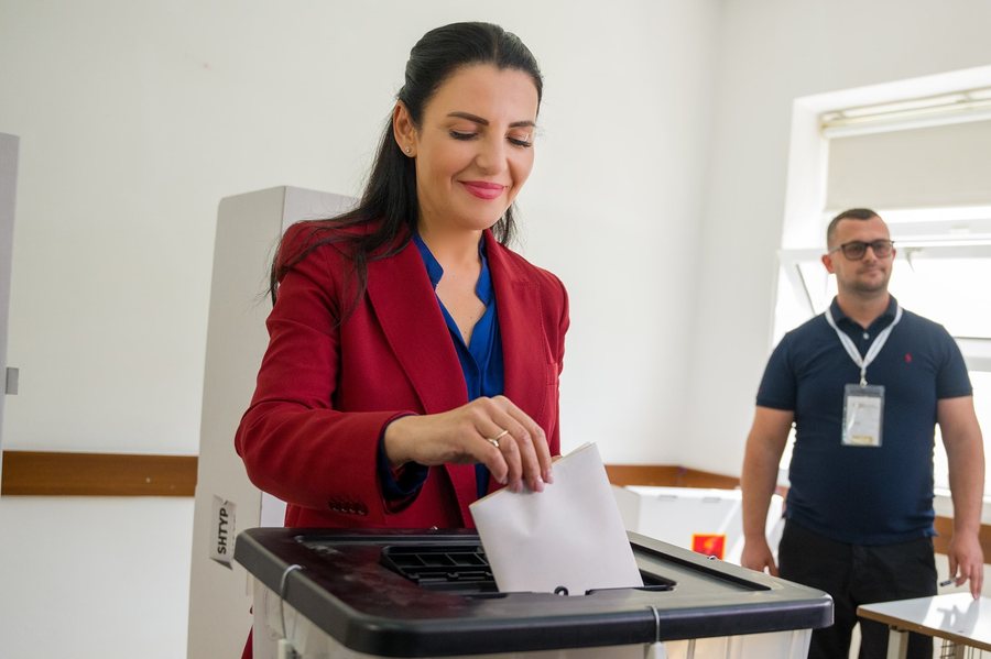 Belinda Balluku voton në Fier, thirrje shqiptarëve: Përdorni