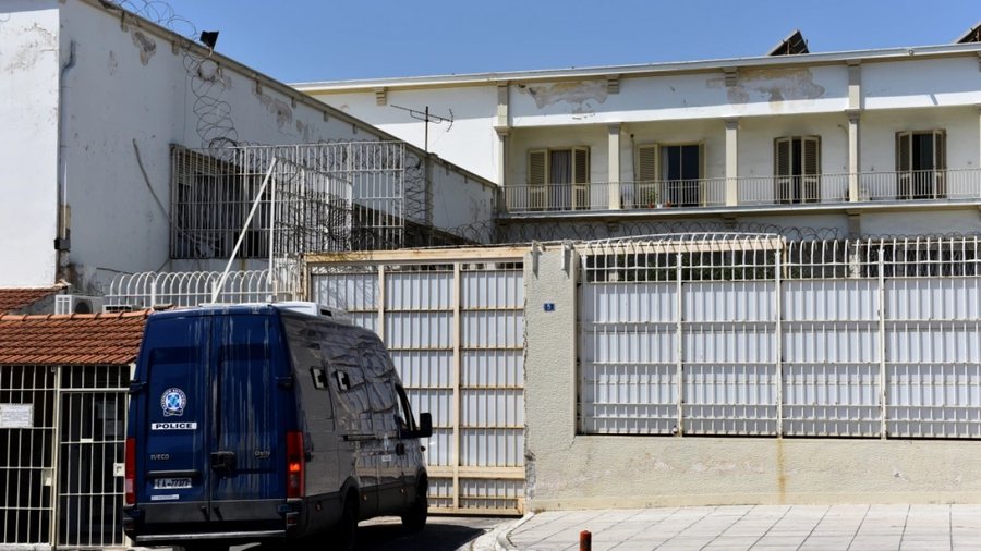 I burgosuri shqiptar sulmoi një oficer në burgun e Korydallos