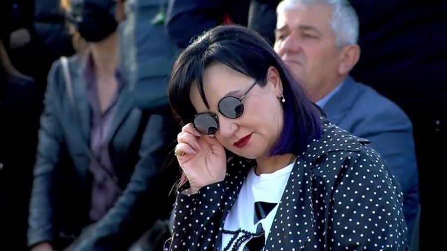 Rama mban fjalimin e fitores i shoqëruar nga familja: Shqiptarët na