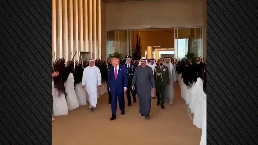 Donald Trump në Emiratet e Bashkuara Arabe, kërcimi i grave duke