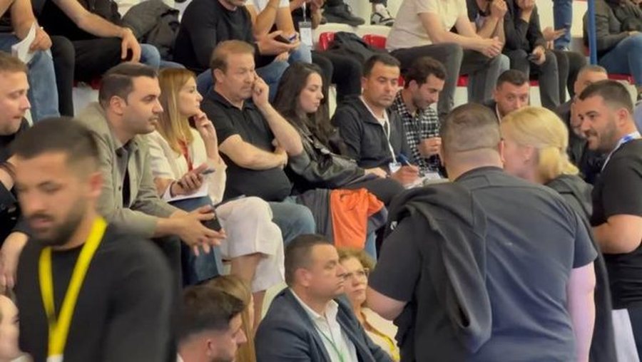 "Kujdes, ta kam falur njëherë", Manja përplaset me