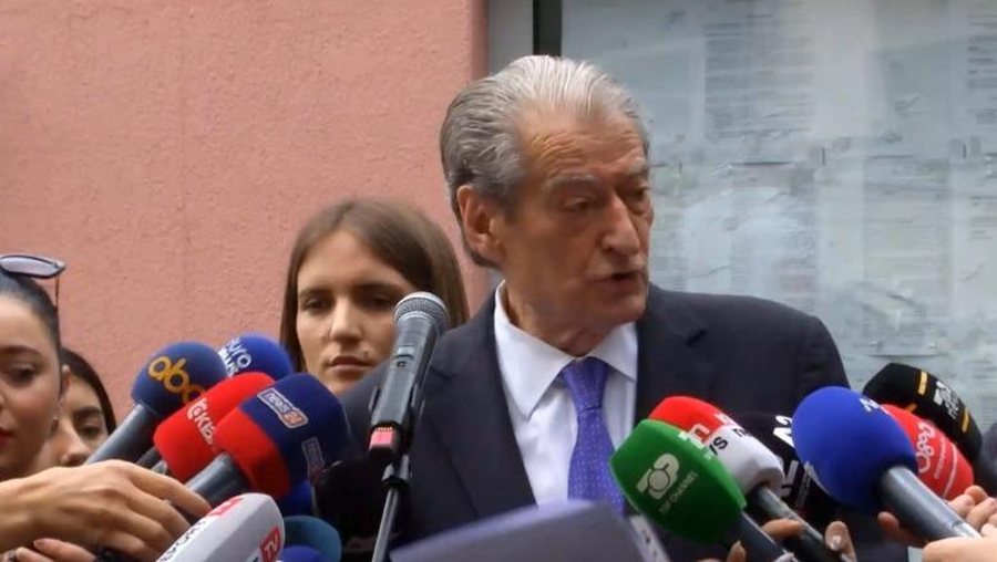 Intimidimi i gazetarëve në protestën e PD-së, Berisha: