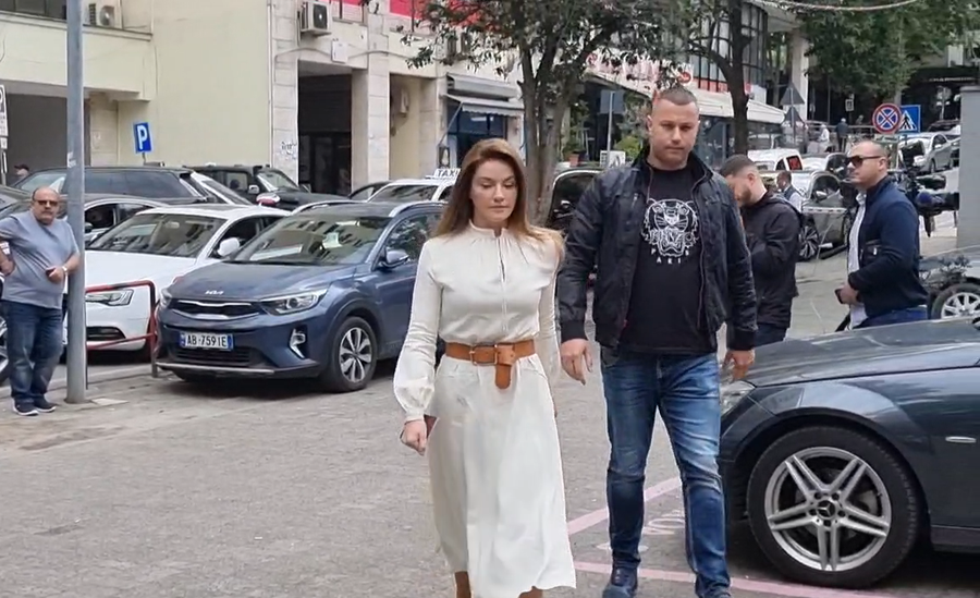 E shoqëruar nga shoferi, Ajola Xoxa shkon në SPAK për masën