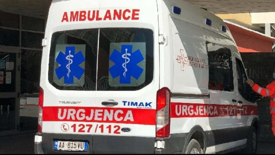 Ishte duke rregulluar çatinë, bie nga lartësia prifti