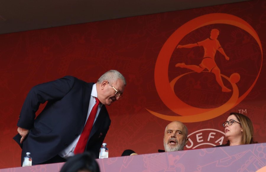 FOTO/ Edi Rama ndjek ndeshjen hapëse Shqipëri-Portugali nën