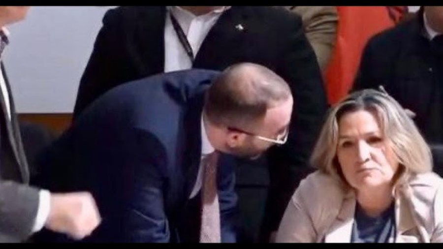 Flutura Açka: Ju tregoj lojën e Gazment Bardhit!