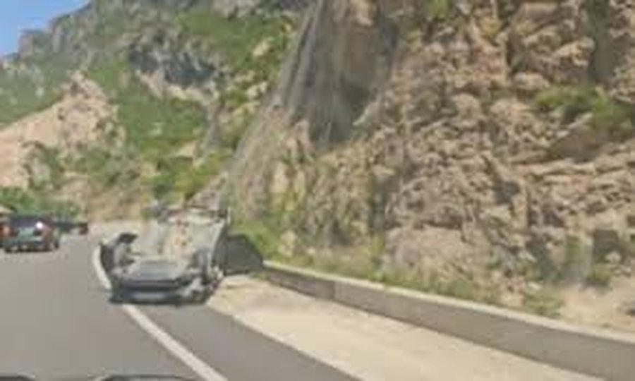 Aksident te Shkalla e Tujanit, përplasen dy makina, njëra