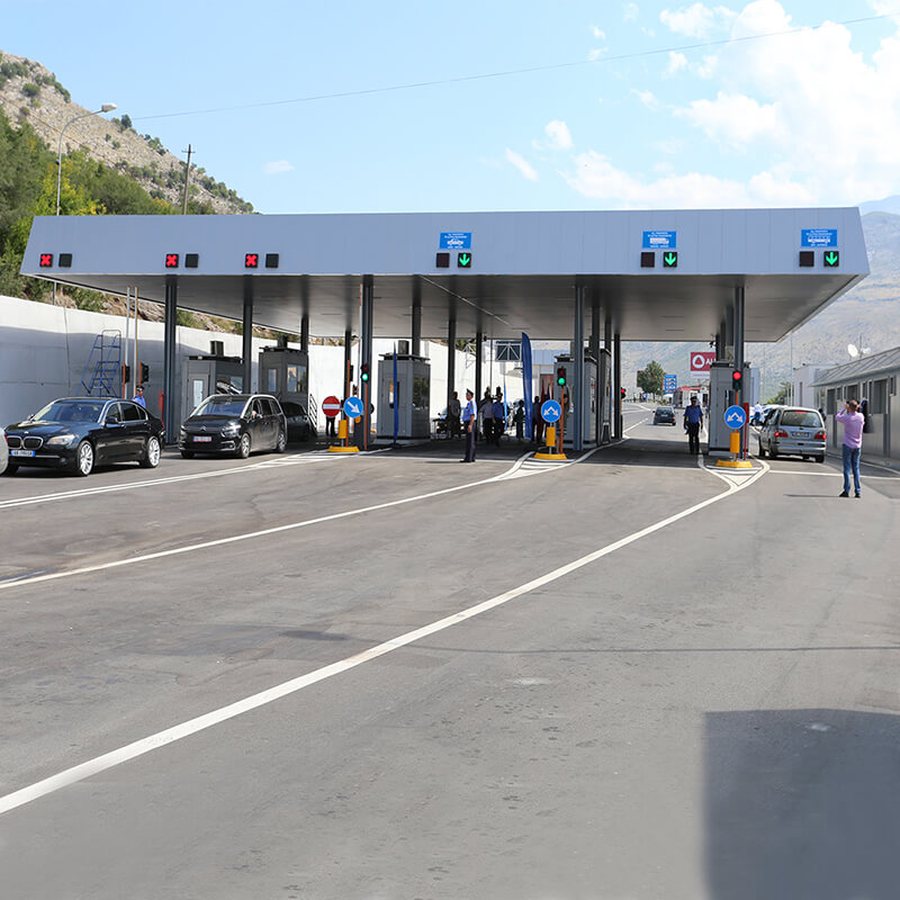 EMRAT/ Lejuan një kamion me drogë të kalonte kufirin te
