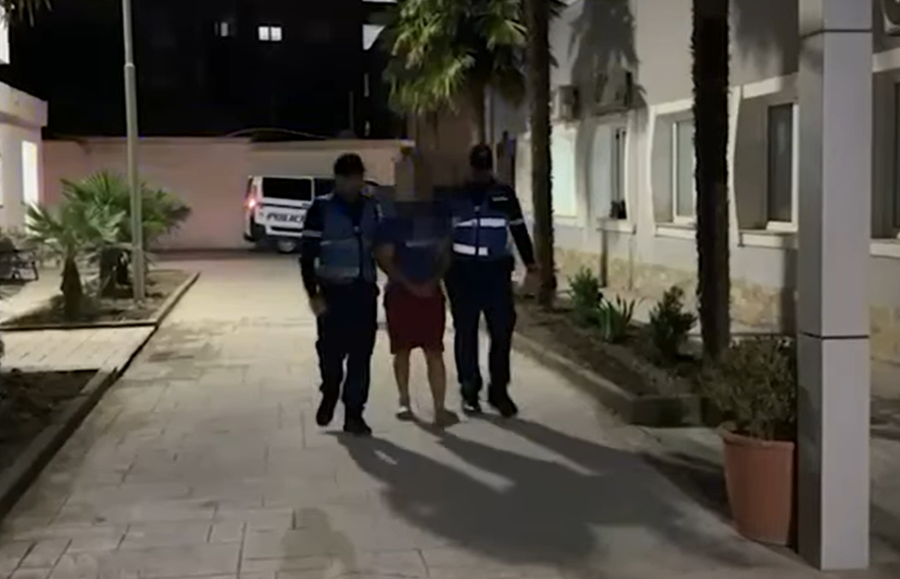 Theu arrestin shtëpiak për të plagosur me th*kë një 34