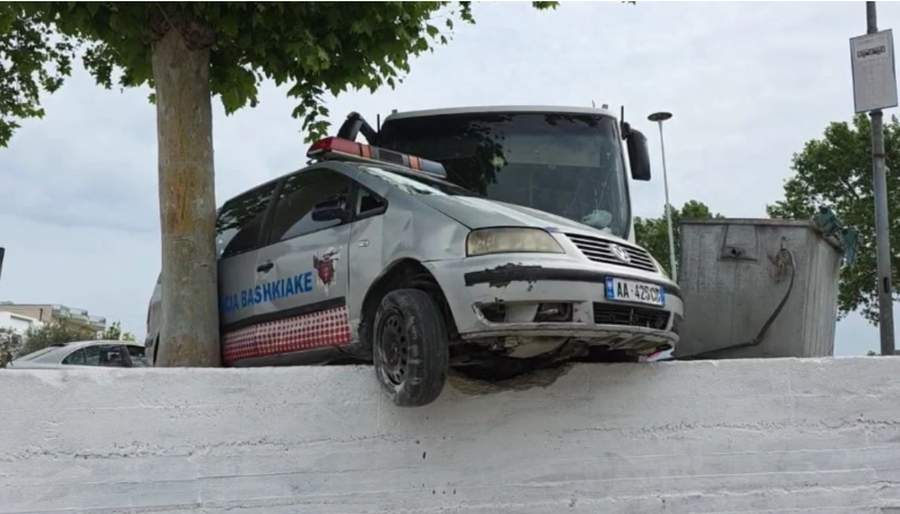 Autobusi i linjës Fier-Libofshë përplaset me makinën e