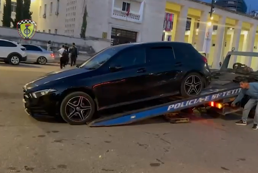 Policia ‘spastron’ rrugët nga mjetet që bllokonin