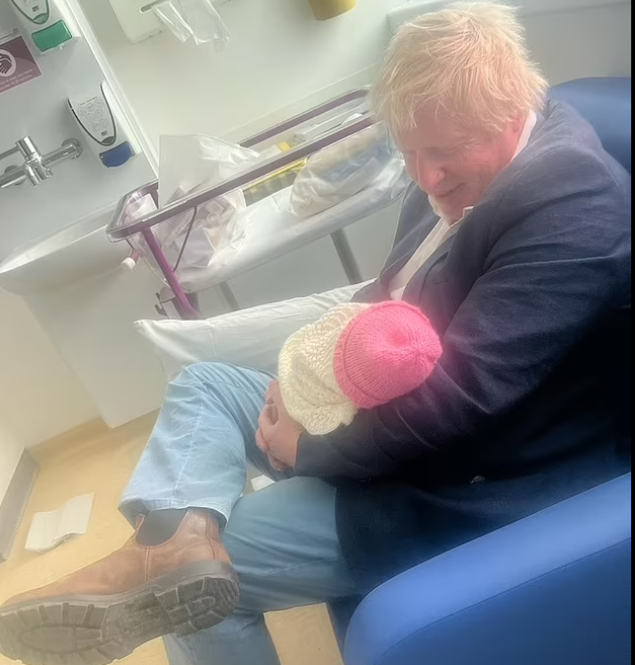 Boris Johnson dhe bashkëshortja e tij, njoftojnë papritur lindjen e