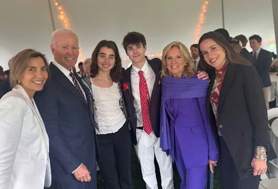 I buzëqeshur, Joe Biden bën daljen e parë publike pas