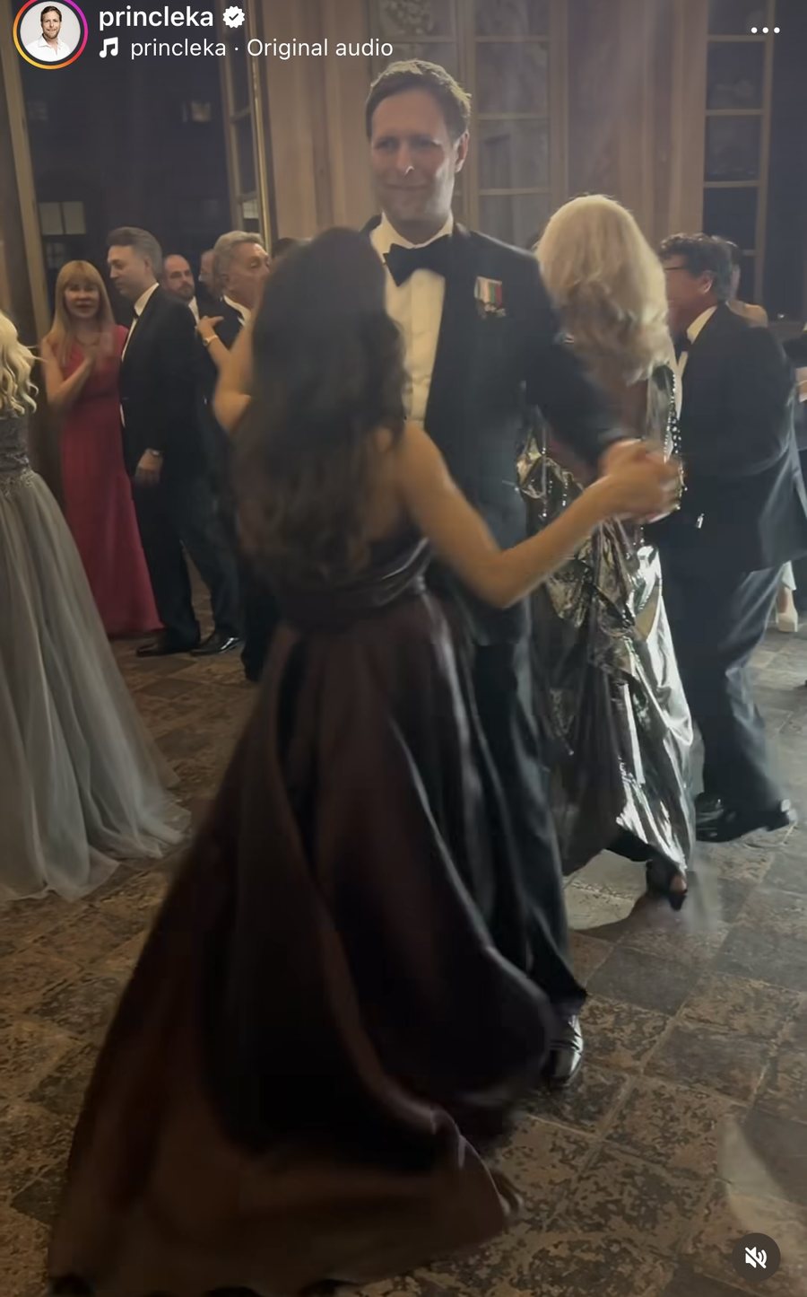 FOTO/ Princ Leka shfaqet krah partneres së re në eventin e
