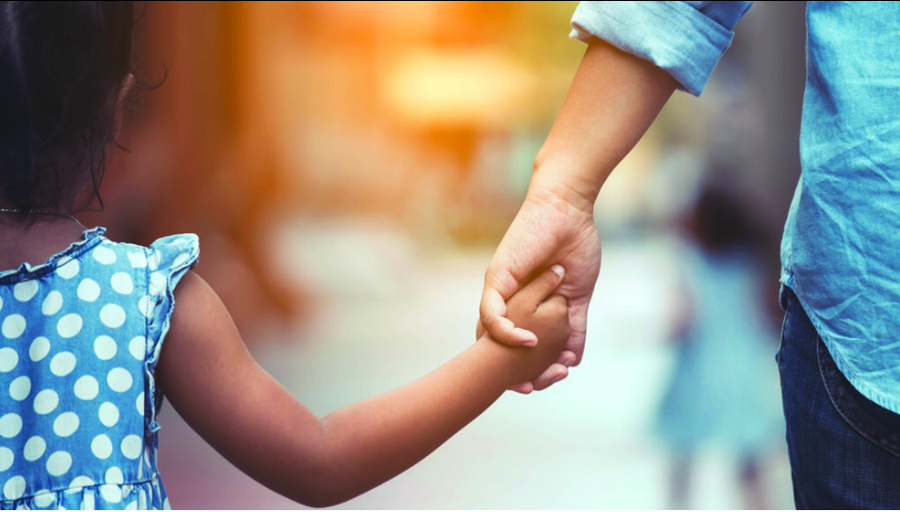 Tirana bëhet e vështirë për familjet e reja, lindjet
