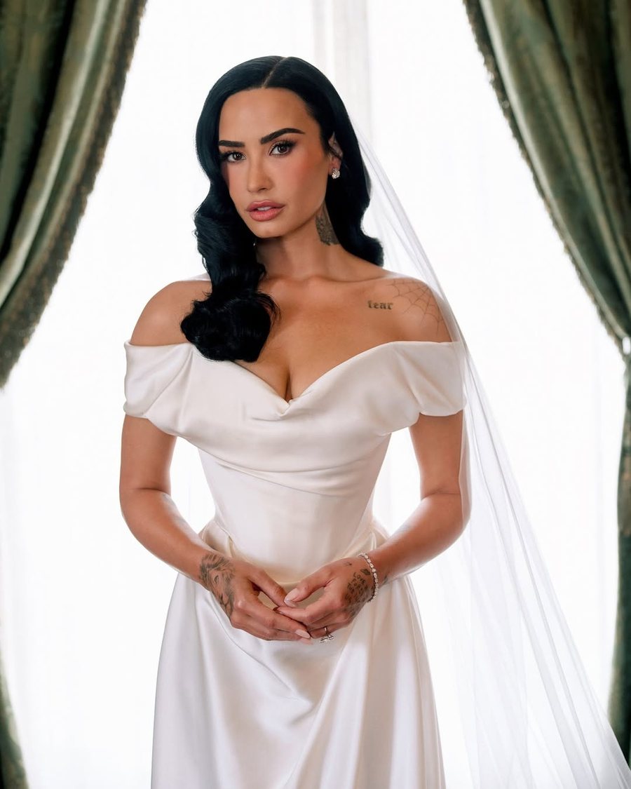 Martohet Demi Lovato! Ikona e muzikës pop shkëlqen me fustanin e