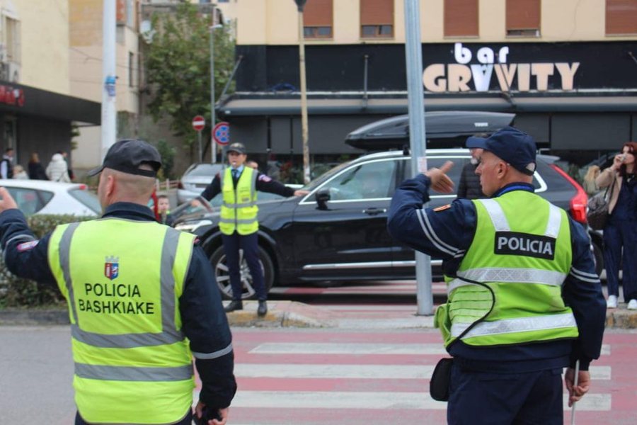 Dhunë ndaj policisë bashkiake në mes të Tiranës, dy