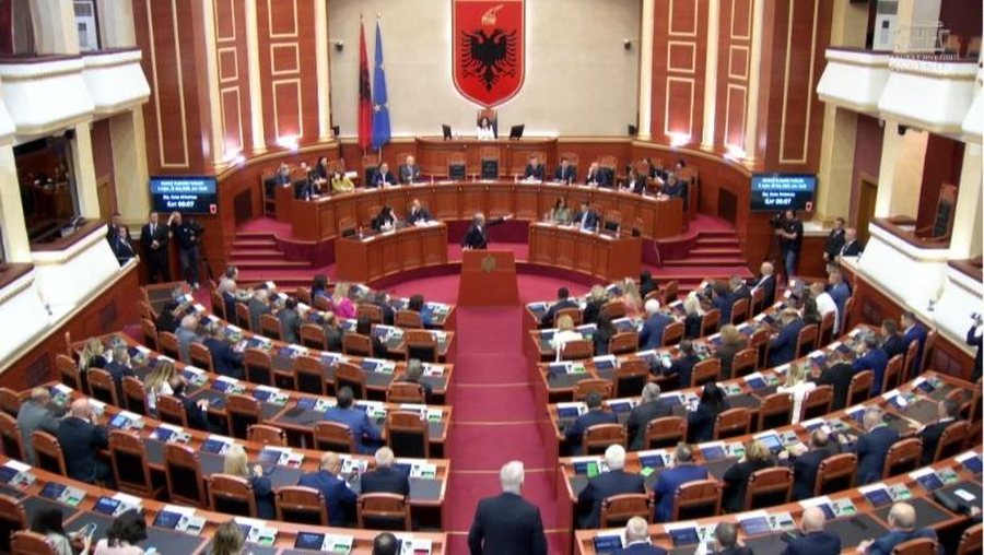 Mbyllet për 15 minuta seancë plenare në Kuvend! Berisha