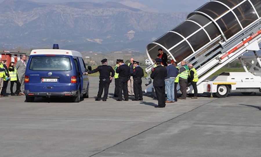 Të kërkuar për trafik droge dhe grup kriminal, ekstradohen nga