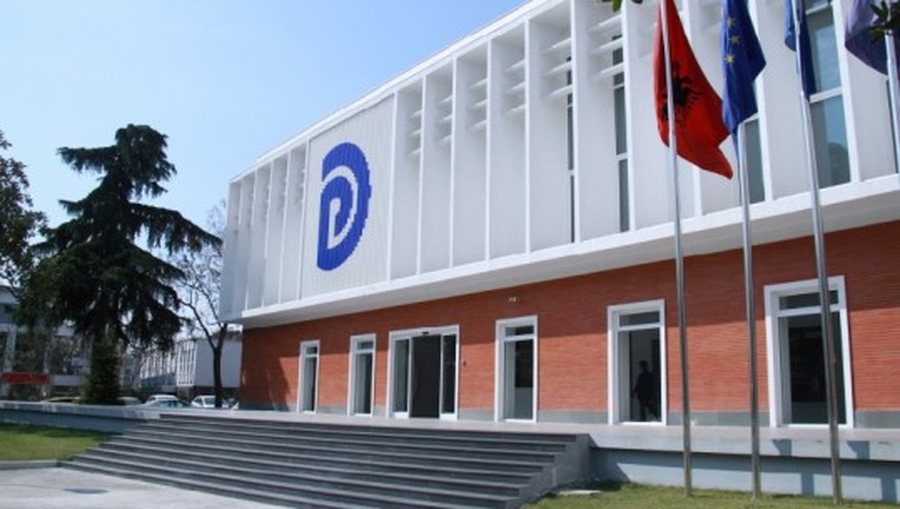 Me dyer te mbyllura! Berisha mbledh drejtuesit politikë të qarqeve