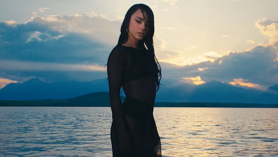 “Ajo është depresive…”/ Gazetarja shpërthen