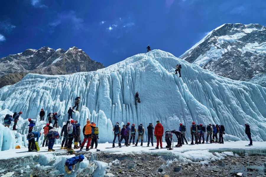 "Bllokim trafiku" edhe në... Everest - Alpinistët presin