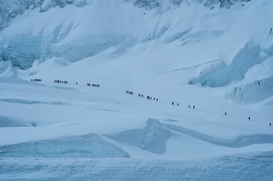 "Bllokim trafiku" edhe në... Everest - Alpinistët presin
