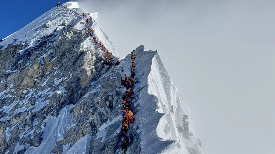"Bllokim trafiku" edhe në... Everest - Alpinistët presin