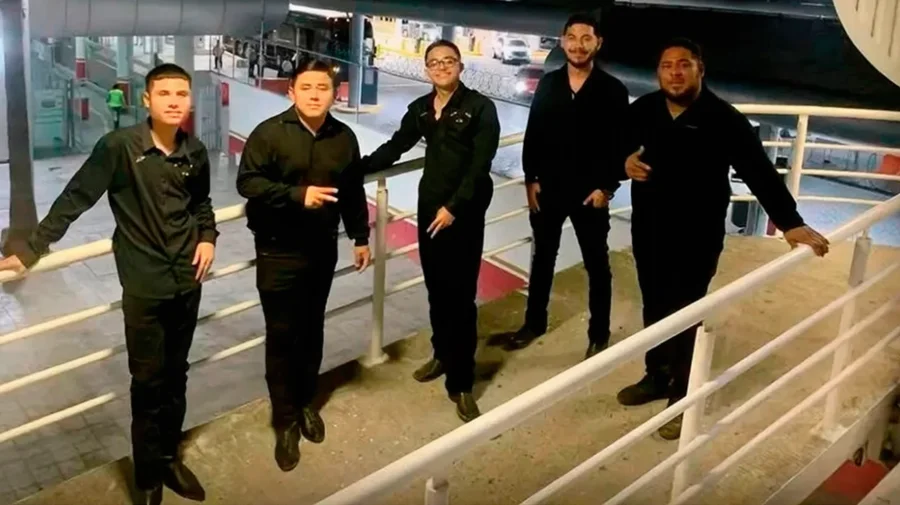 Meksikë/  Vriten anëtarët e një grupi muzikor, si ranë