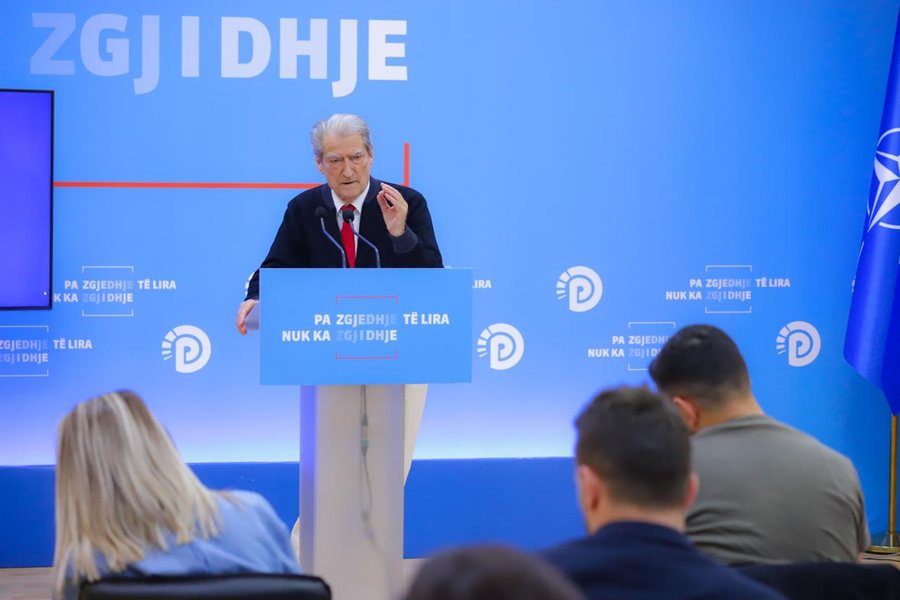 PS dhe PD bashkuan votat në KAS, Berisha me dy standarde: Kallëzimet