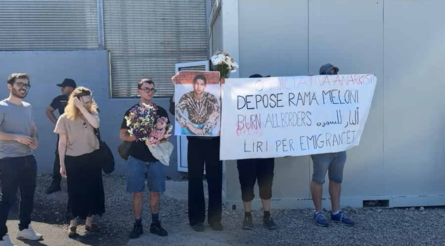 Vetëvr*sja e emigrantit maroken, homazhe dhe protestë në kampin e
