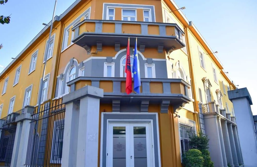 27 mijë maturantë provohen në gjuhën e huaj! Tezat