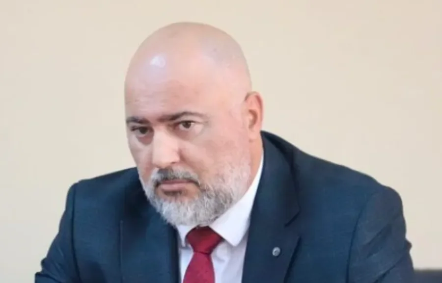 Kush e zëvendëson? U emërua në shtator, jep dorëheqjen